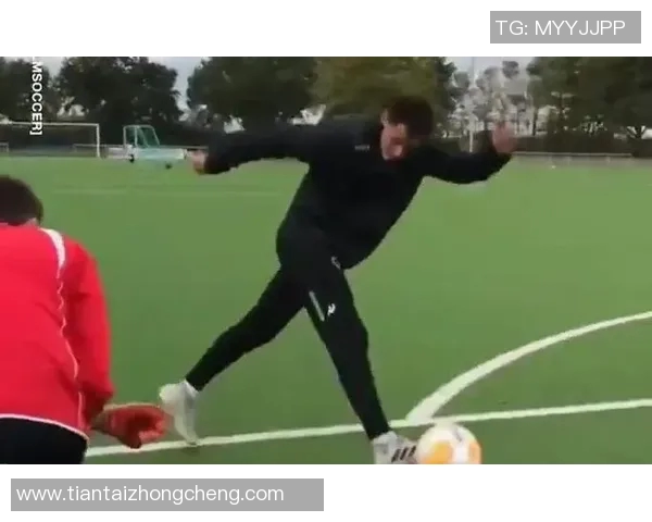 足球巨星模仿秀 揭秘球员个性与技艺背后的真实魅力